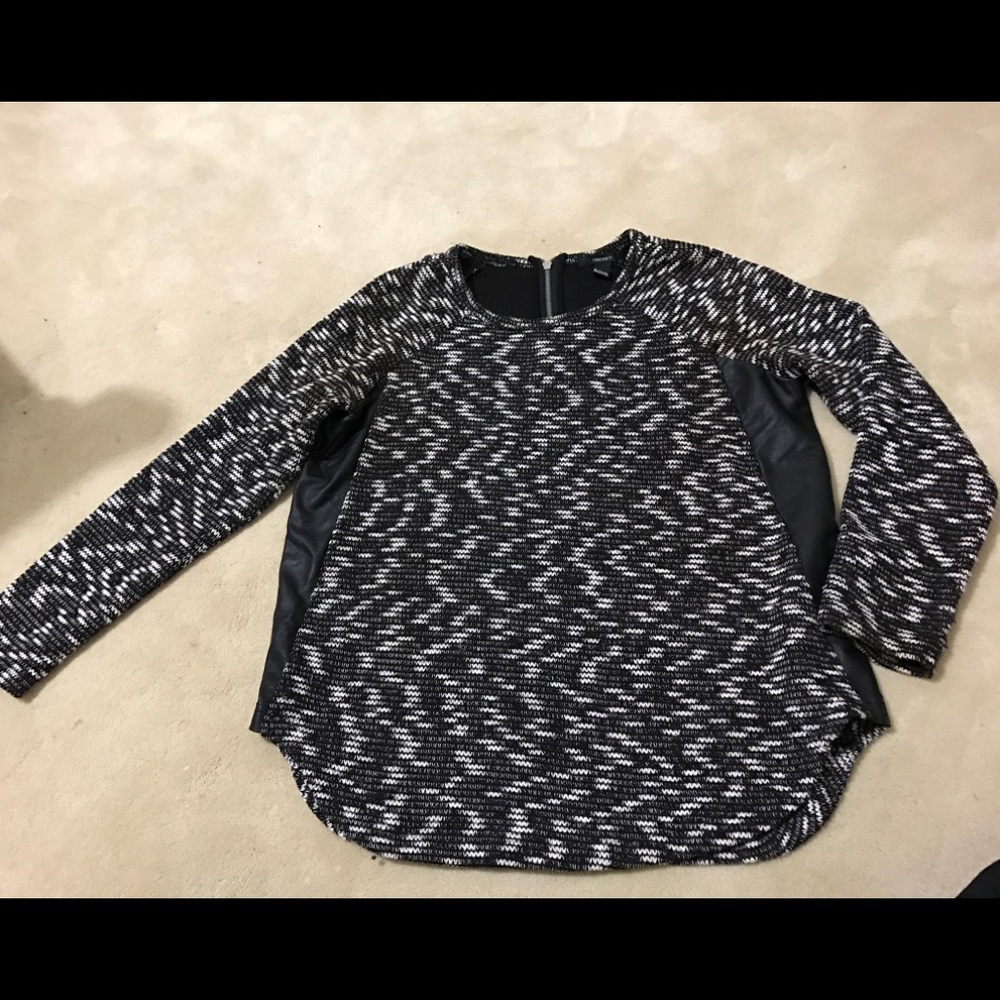 Black/white sweater with Leather on sides